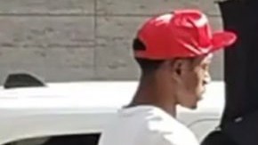 La imagen de un adolescente protegiendo a una ancian del país que ha emocionado al país