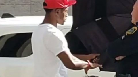 La imagen de un adolescente protegiendo a una ancian del país que ha emocionado al país