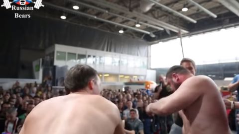 Un peculiar torneo de cachetadas se realiza en Rusia
