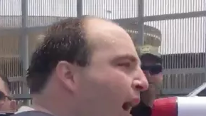 Sessions se vio obligado a detener su discurso