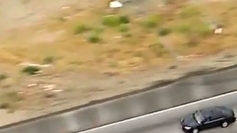 El sospechoso conducía un Camry negro.