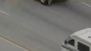 Ahora mismo, la caravana huye velozmente de la policía.