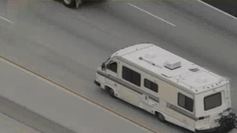 Ahora mismo, la caravana huye velozmente de la policía.