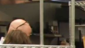 Empleados preparan las comidas que serán entregadas a los pacientes.