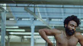 El cantante personifica a alguien desequilibrado mentalmente.