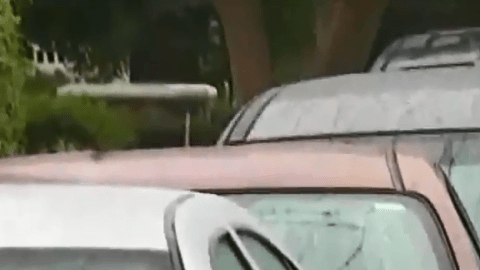 Varios autos han sufrido daños importantes.