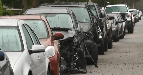 Varios autos han sufrido daños importantes.