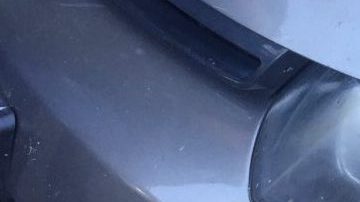 El conductor del auto no le dio importancia hasta que vio lo que era.