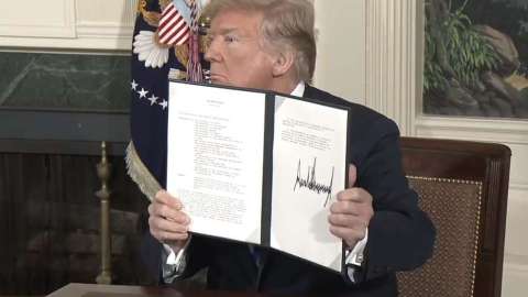 El presidente Trump firmó el memorando de salida de EEUU de acuerdo nuclear sobre Irán en mayo de 2018.