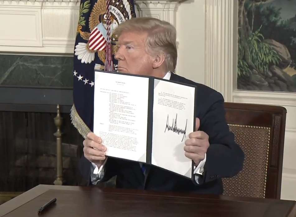 El presidente Trump firmó el memorando de salida de EEUU de acuerdo nuclear sobre Irán en mayo de 2018.