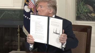 El presidente Trump firmó el memorando de salida de EEUU de acuerdo nuclear sobre Irán en mayo de 2018.
