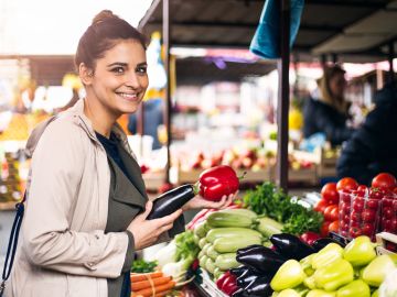Las condiciones de los puestos de los vendedores y sus productos pueden decir mucho sobre sus buenas o malas prácticas de seguridad de manejo de los alimentos.