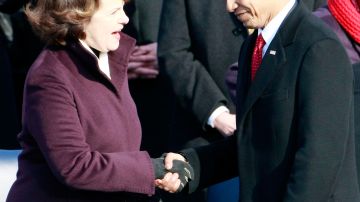 Feinstein le da la mano al presidente Barack Obama después de su inauguración en 2009.