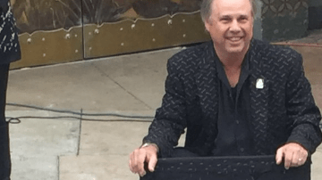 Todd Fisher, hermano de la estrella, desveló la placa.