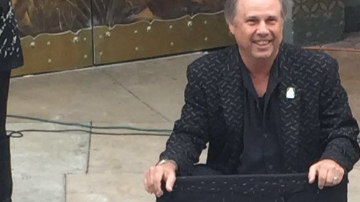 Todd Fisher, hermano de la estrella, desveló la placa.