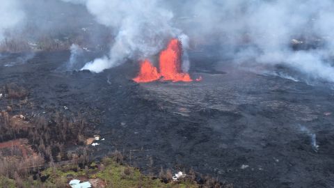 Fuentes de lava de 200 pies de altura de la fisura 8 en Hawaii.