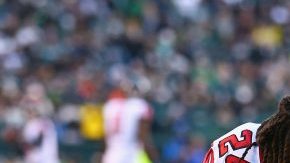 Los jugadores de la NFL que insistan en arrodillarse durante el himno causarán problemas a sus equipos. (Foto: Mitchell Leff/Getty Images)