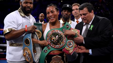 Cecilia Braekhus celebra en Carson, California con sus cinturones de campeona mundial.