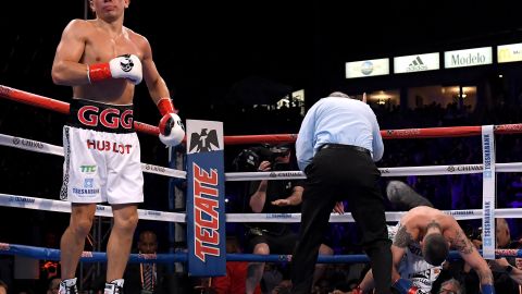 Gennady Golovkin celebra tras noquear en dos rounds.