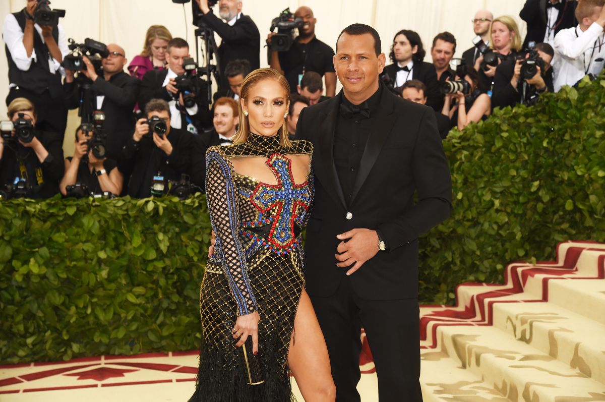 Дженнифер Лопес в роскошном наряде с вырезом от Balmain на Met Gala 2018