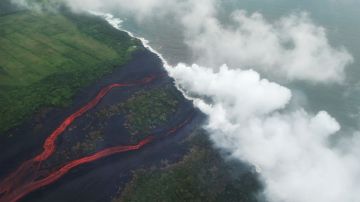 Los flujos de lava llegaron al océano y crearon nubes conocidas como "laze", ya en mayo. Getty Images