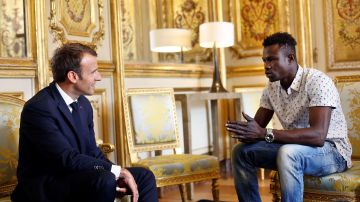El presidente francés reconoció la gesta de Mamoudou Gassama.