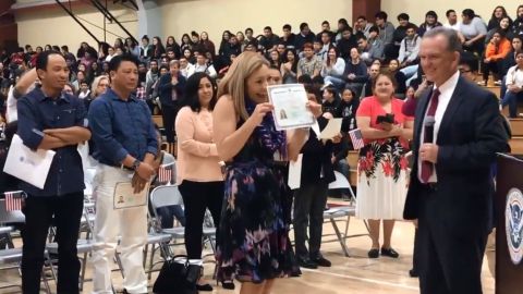 Gloria Marchant, de 44 años, se emociona al recibir su certificado de ciudadanía.