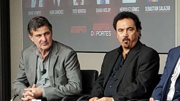 Hugo Sánchez (dcha.) junto a Mario Kempes en Nueva York.