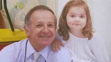 Este médico le salva la vida a una niña diagnosticada con leucemia.