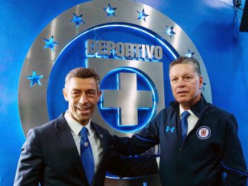 Pedro Caixinha, técnico de Cruz Azul y Ricardo Peláez, director deportivo de la Máquina
