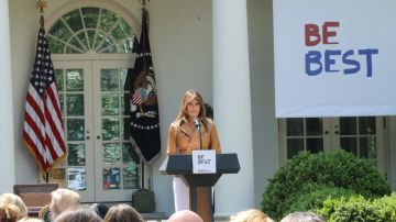 La primera dama Melania Trump lanza campaña "Be Best" para empoderar a niños y jóvenes.