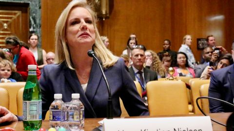 Kirstjen Nielsen advirtió que continuará la separación de familias en la frontera.