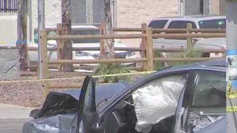 Dos vehículos estuvieron involucrados y un vehículo quedó totalmente envuelto en llamas.