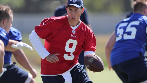 Luis Pérez, quarterback mexicano, durante el primer entrenamiento de novatos de los Rams.