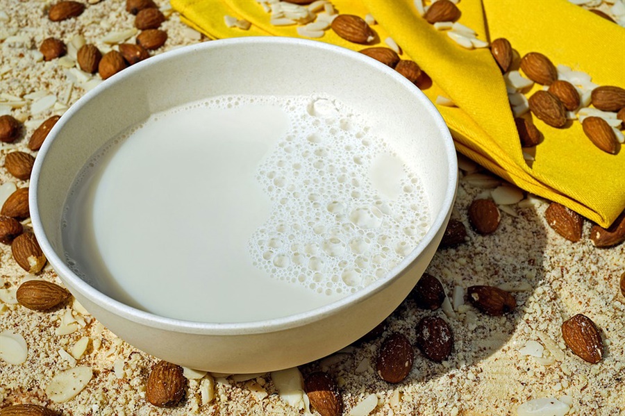 Las leches vegetales aportan un alto contenido en fibra, lo que facilita considerablemente los procesos de digestión y evita fermentaciones intestinales.