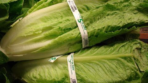 La lechuga es común como culpable de los brotes de E.coli porque se come cruda.