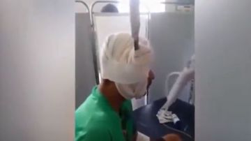 Hombre llega al hospital con machete en la cabeza
