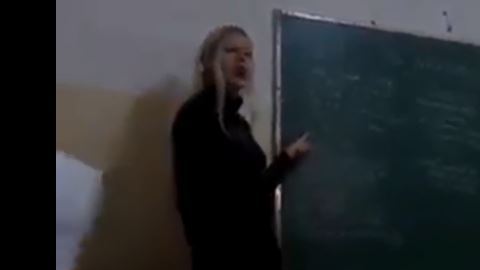 Maestra defiende a Hitler