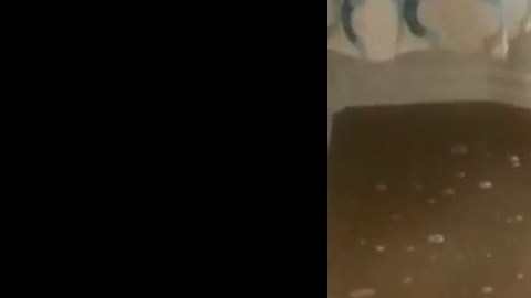 El agua en el hogar de María Segura salió por el inodoro e inundó su baño.