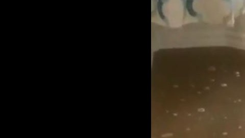 El agua en el hogar de María Segura salió por el inodoro e inundó su baño.