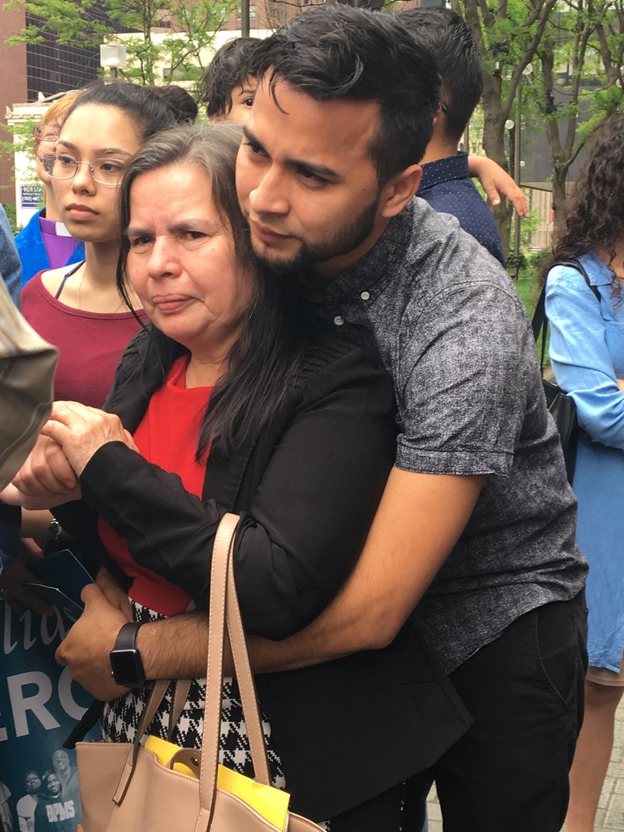 Marta Rodríguez, abrazada por uno de sus hijos, logró un respiro de dos meses.