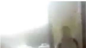 En las imágenes de ocho segundos, se ve a un joven masturbándose a escasos centímetros de una mujer que espera en un parabús.