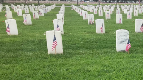 Memorial Day en el Cementerio Nacional de Los Ángeles.