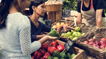 Para sacar el mejor beneficio de la venta y  compra de los que se vende en los mercados  al aire libre, tanto vendedores como  usuarios deben tener un buen manejo de los alimentos.