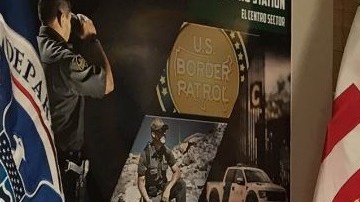 El vicepresidente en reunión con funcionarios de la Patrulla Fronteriza en California.
