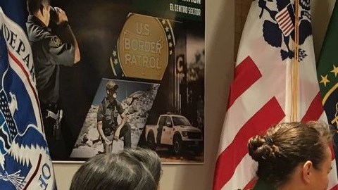 El vicepresidente en reunión con funcionarios de la Patrulla Fronteriza en California.