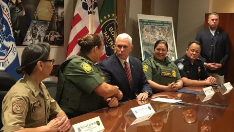 El vicepresidente en reunión con funcionarios de la Patrulla Fronteriza en California.