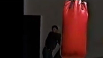 Mike Tyson golpea hasta cuatro veces el costal de arena en dos segundos