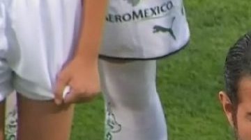 Pablo Montero tuvo una mala tarde en la cancha de Santos Laguna.
