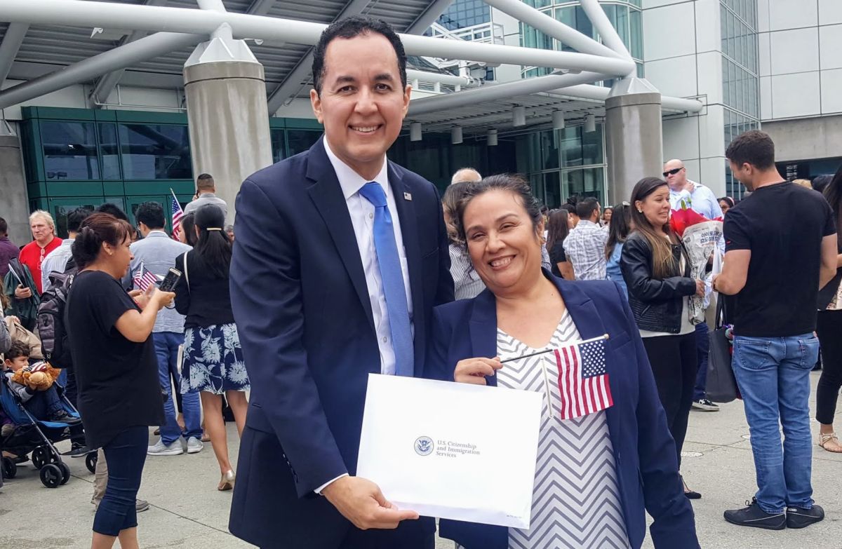Nelson Castillo junto a Martha Reyna, una nueva ciudadana de EEUU.